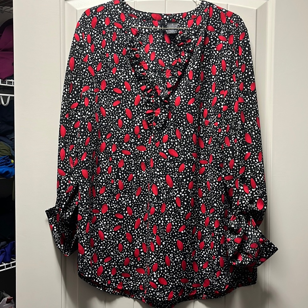 Very cute blouse that can be dressed up or worn casual with some cute jeans!!